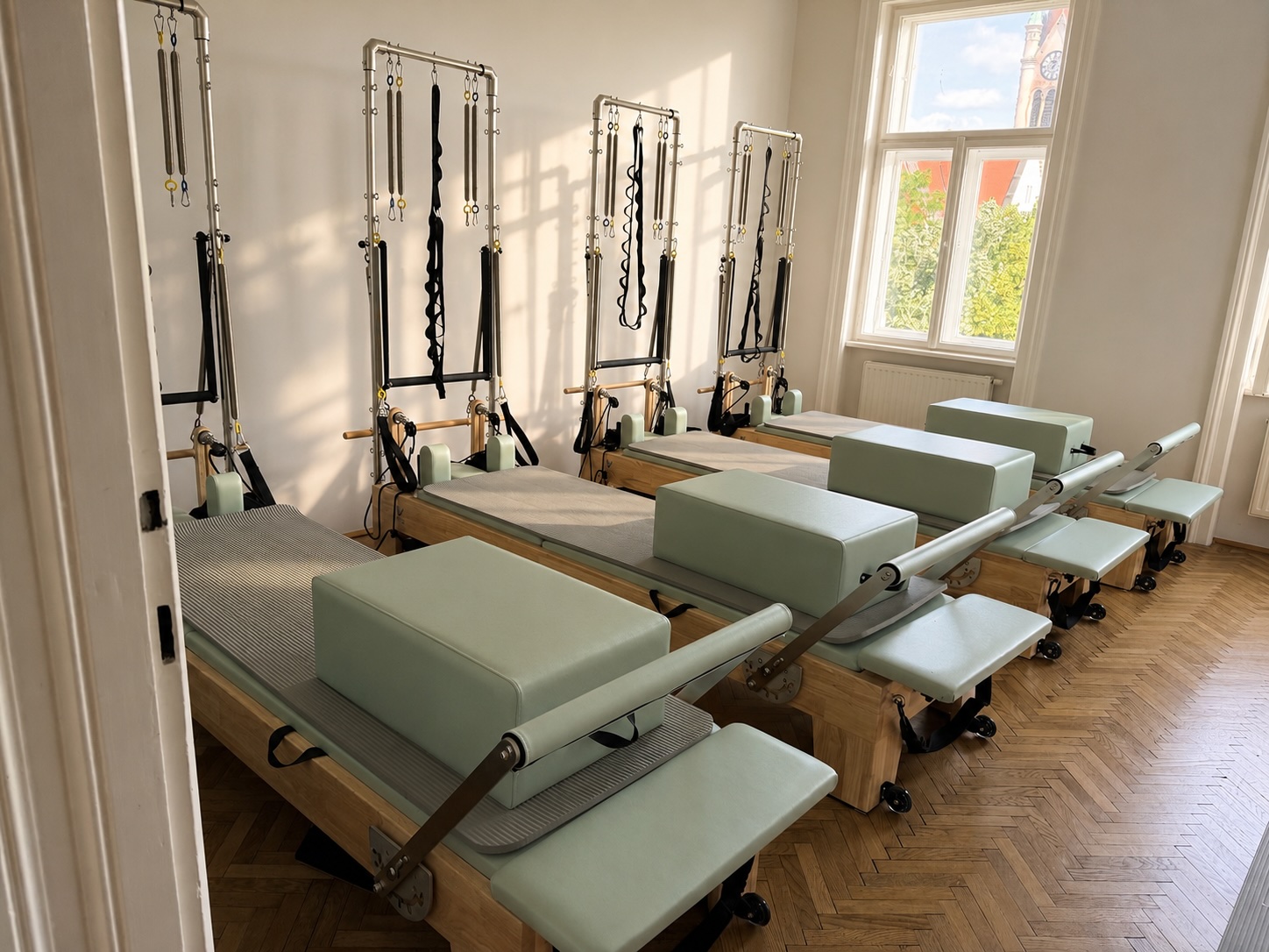 Reformer-Raum im Studio mit Tageslicht